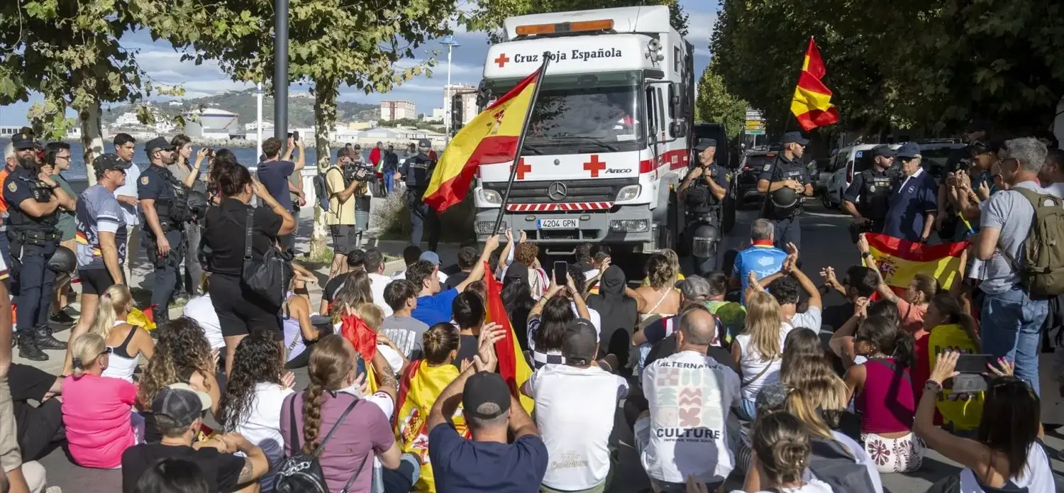 personas_manifestacion_protestar_situacion_provocada_llegada_masiva Una sentada en Ceuta para no dejar pasar a Cruz Roja. AGENCIAS