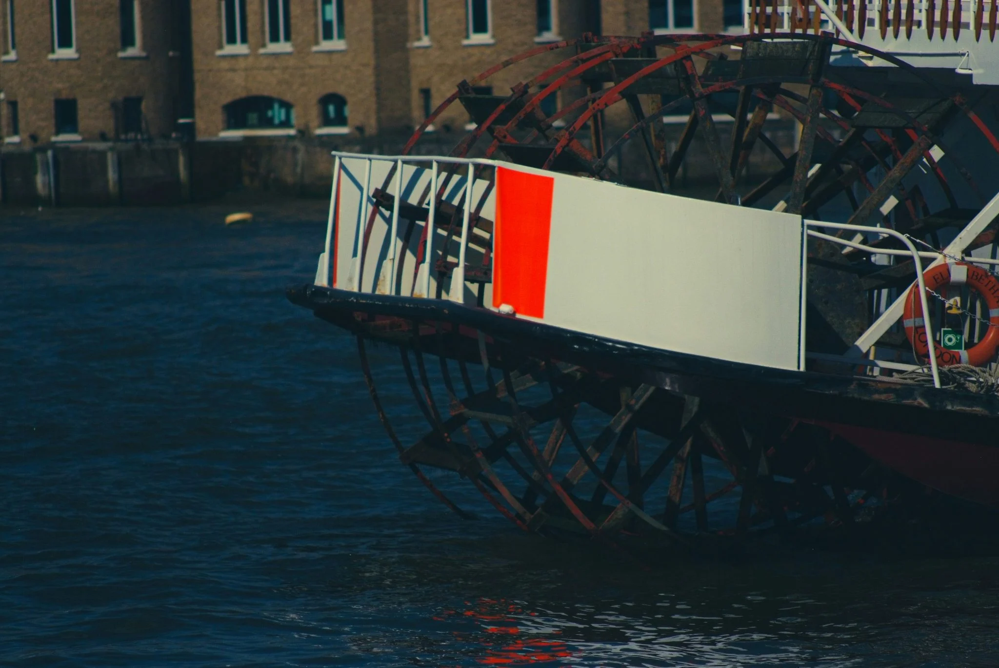 La sequía del Rin reduce al 20% la carga de las barcazas y dispara el coste del transporte fluvial europeo 1 Moncloa nivel del Rin barcazas carga
