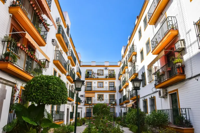 Málaga y Sevilla lideran la demanda de vivienda para extranjeros en Andalucía: cinco provincias en el top