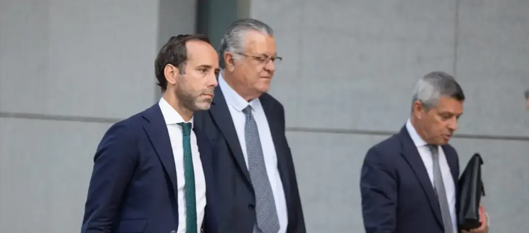 755115_presidente_plus_ultra_julio_martinez_sola_llegada_audiencia_nacional Martínez Sola, en el medio de la foto, ex presidente de Plus Ultra ha señalado a Zapatero. AGENCIAS