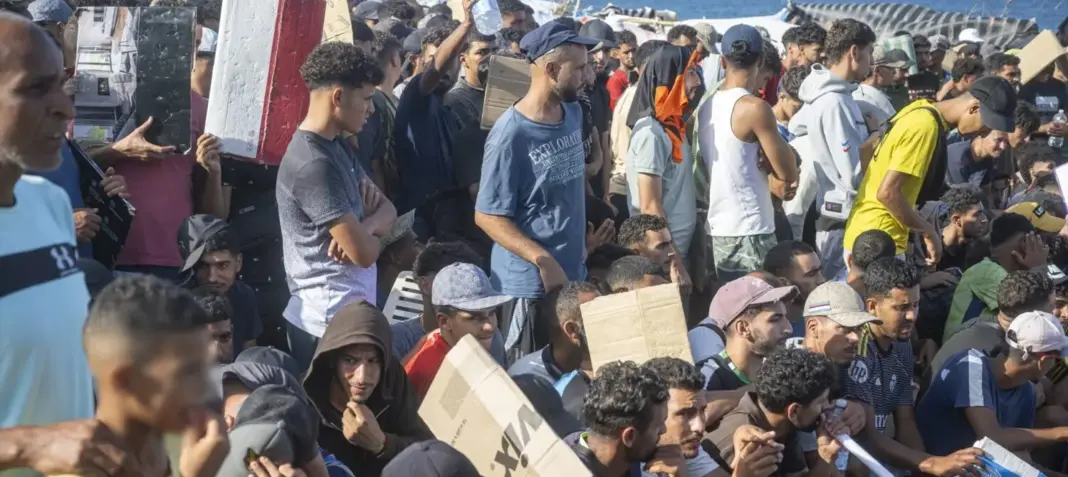 _7786883_varios_migrantes_playa_trampolin_19_septiembre_2026_ceuta_espana_mas_2000 Los migrantes en las playas de Ceuta. AGENCIAS