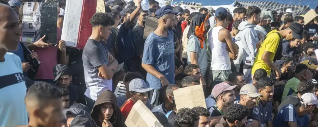 _7786883_varios_migrantes_playa_trampolin_19_septiembre_2026_ceuta_espana_mas_2000 Los migrantes en las playas de Ceuta. AGENCIAS