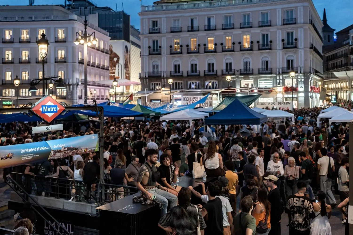Acampada por la vivienda en la Puerta del Sol en Madrid Numerosas personas pasan la segunda noche acampados en tiendas de campaña para exigir la aprobación de un decreto sobre vivienda, en la Puerta del Sol. Foto: Agencias