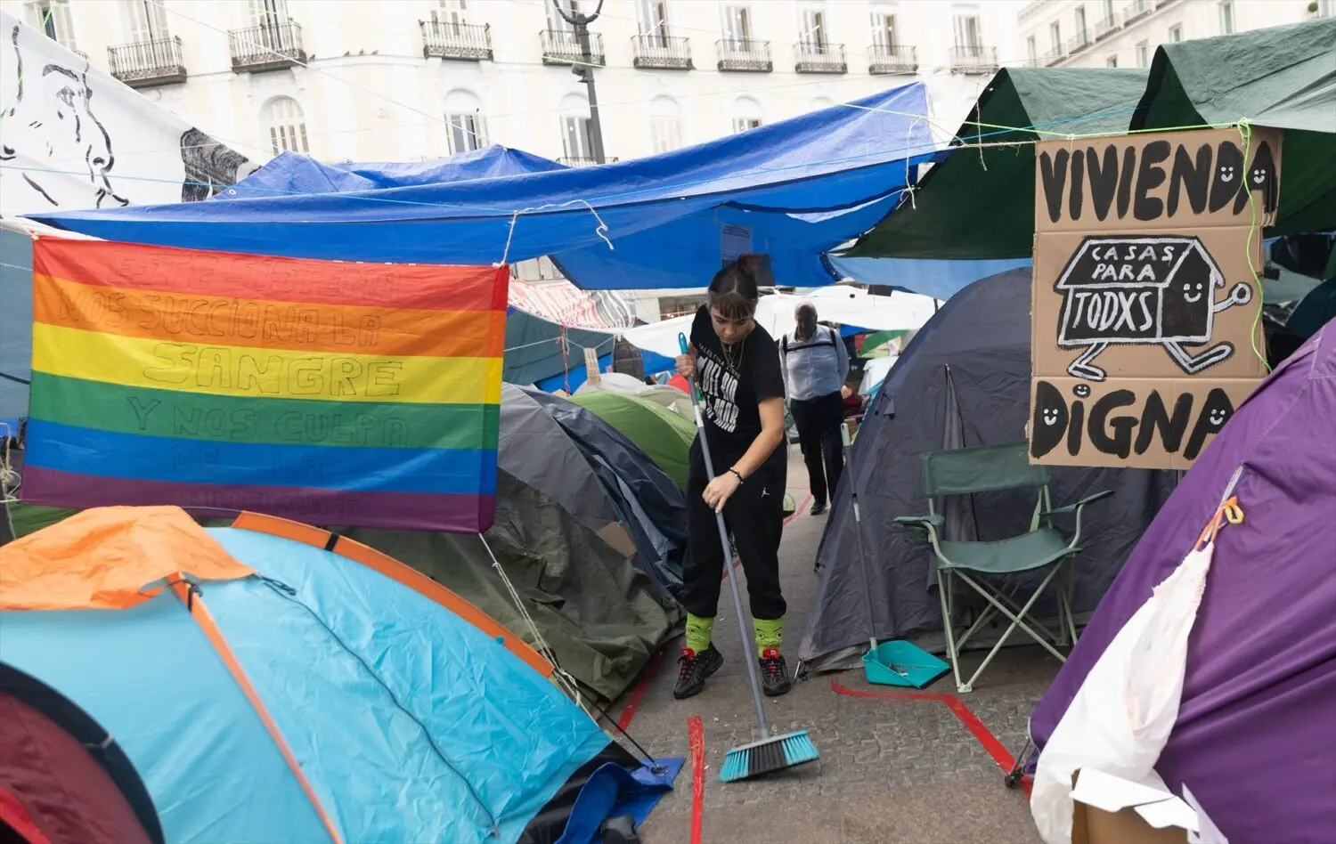Cientos de personas durante la acampada por la vivienda, en la Puerta del Sol