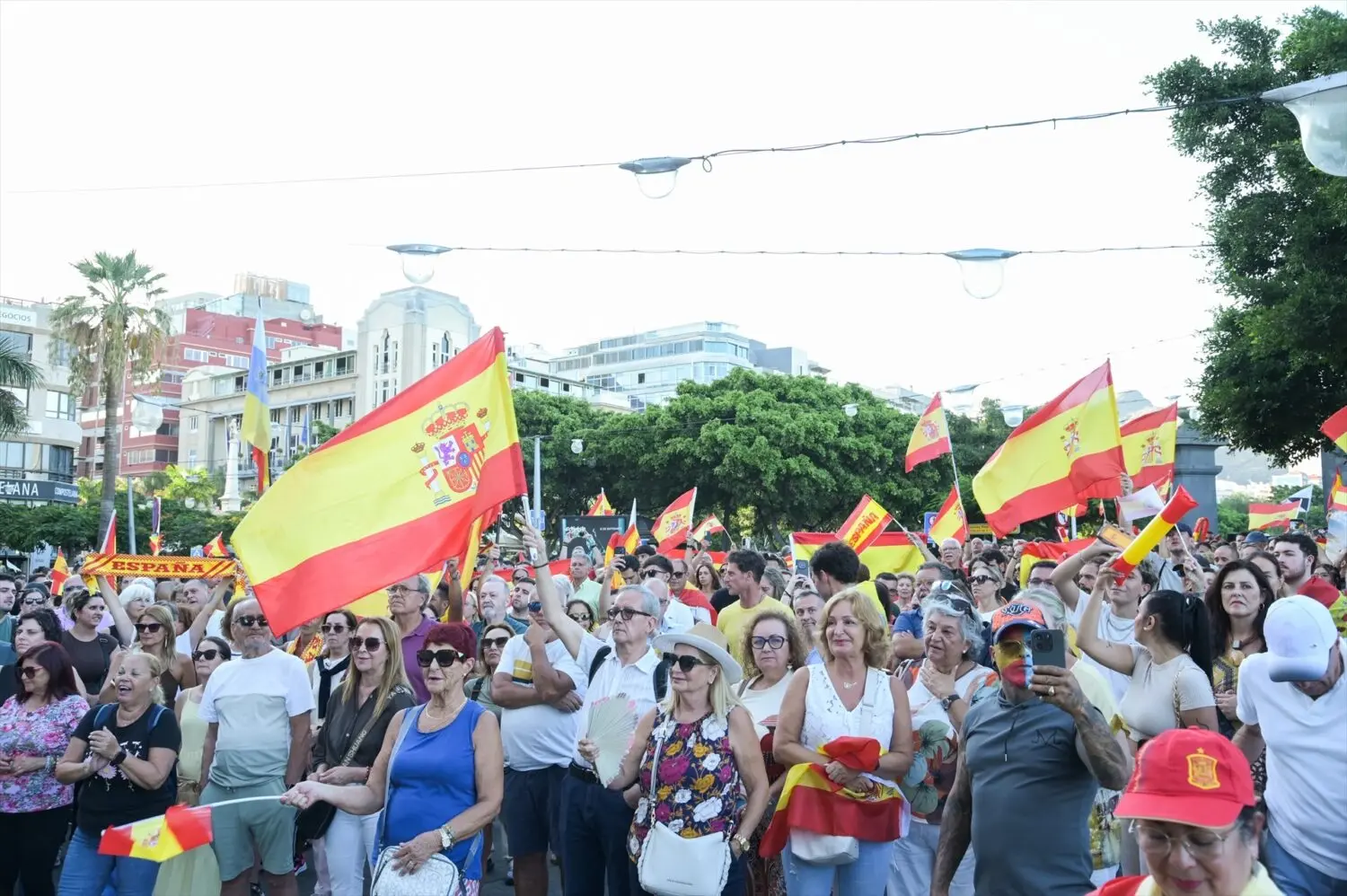 Cientos de personas durante una concentración en solidaridad con Ceuta en Santa Cruz de Tenerife, Tenerife Cientos de personas durante una concentración en solidaridad con Ceuta, a 2 de septiembre de 2026, en Santa Cruz de Tenerife, Tenerife, Canarias. Foto: Europa Press