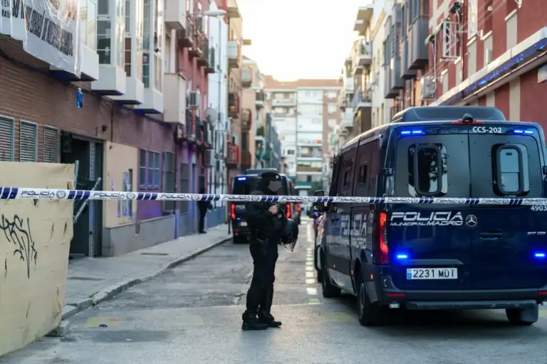 Efectivos de la policía durante la ejecución de un desahucio en Carabanchel, a 12 de noviembre de 2025. Foto: Agencias