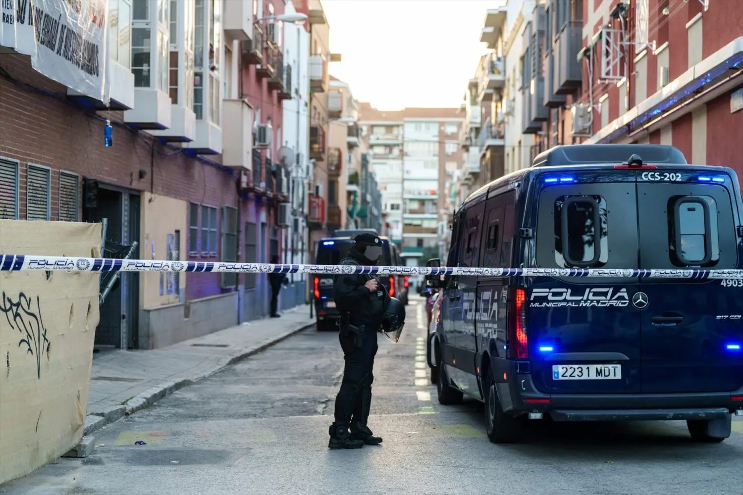 Efectivos de la policía durante la ejecución de un desahucio en Carabanchel, a 12 de noviembre de 2025 Efectivos de la policía durante la ejecución de un desahucio en Carabanchel, a 12 de noviembre de 2025. Foto: Agencias