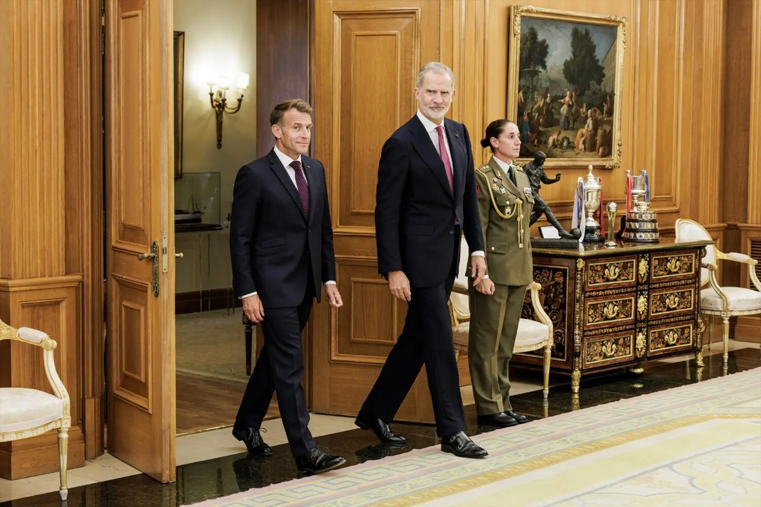 El Rey Felipe VI (d) recibe al presidente de la República Francesa, Emmanuel Macron (i),