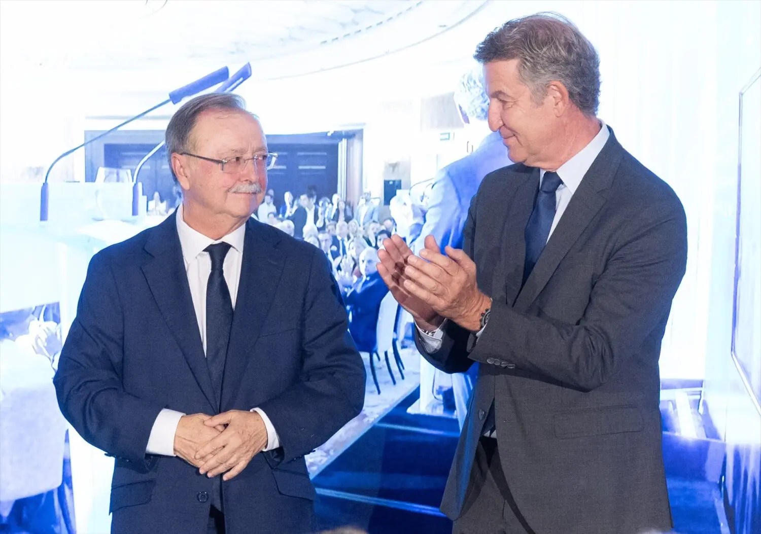 El presidente de la Ciudad Autónoma de Ceuta, Juan Jesús Vivas Lara y Alberto Núñez Feijóo El presidente de la Ciudad Autónoma de Ceuta, Juan Jesús Vivas Lara (i), presentado por el presidente Nacional del Partido Popular, Alberto Núñez Feijóo (d), participa en un desayuno informativo de Fórum Europa. Foto: Europa Press