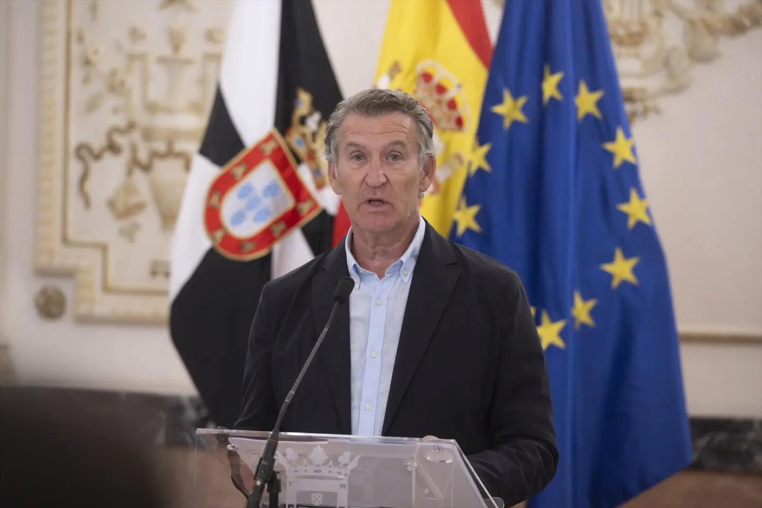 El presidente del Partido Popular, Alberto Núñez Feijóo en el Palacio de la Asamblea de Ceuta El presidente del Partido Popular, Alberto Núñez Feijóo, atiende a los medios de comunicación, en el Palacio de la Asamblea de Ceuta, a 19 de agosto de 2026, en Ceuta (Foto: Europa Press)