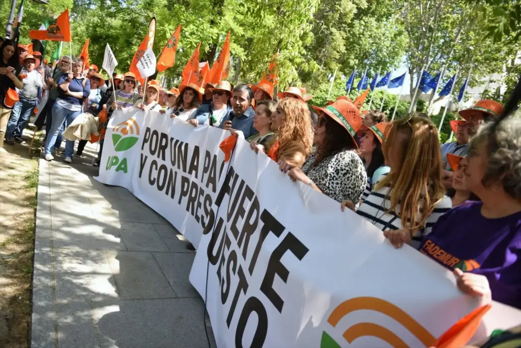 Así hiere de muerte la competencia de Marruecos a la agricultura española con el ministro Luis Planas 2 Moncloa Varias personas con una pancarta durante una concentración de agricultores. Foto: Agencias