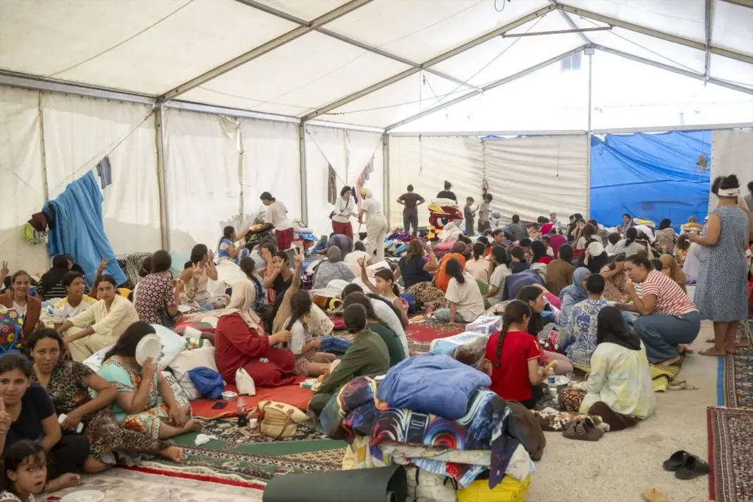 EuropaPress_7734693_varios_menores_migrantes_refugian_carpa_27_agosto_2026_ceuta_espana Varios menores migrantes se refugian bajo una carpa, a 27 de agosto de 2026, en Ceuta. Foto: Europa Press