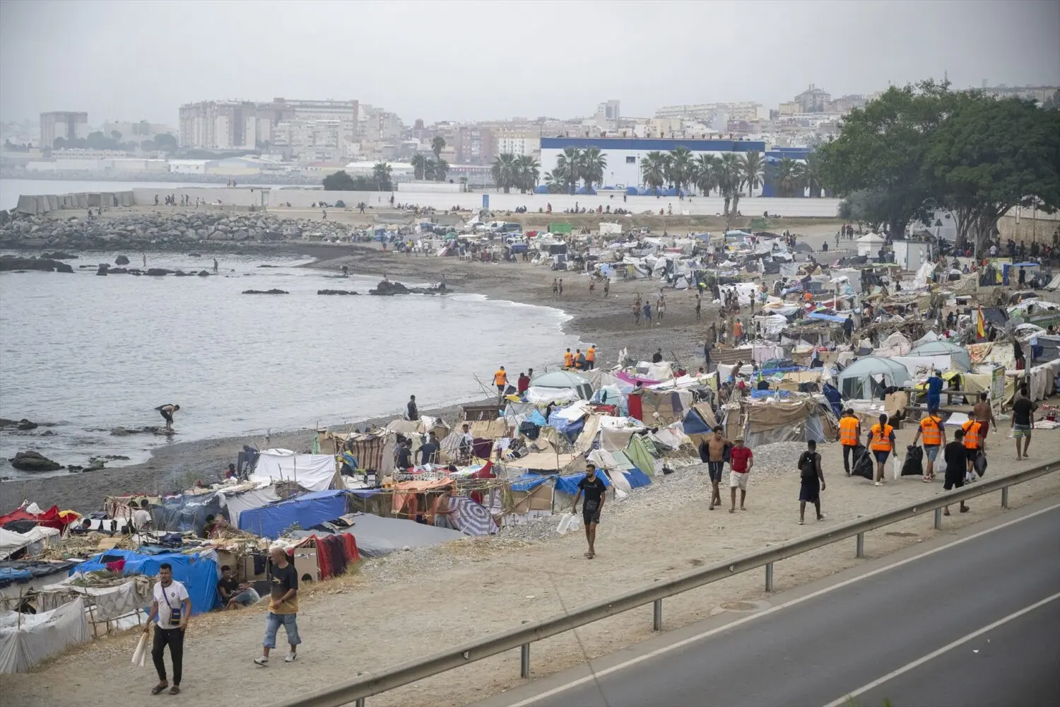 EuropaPress_7746990_centenares_migrantes_acampan_playa_trampolin_septiembre_2026_ceuta_espana