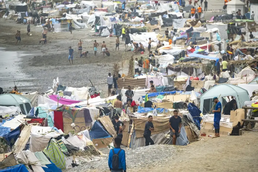 _centenares_migrantes_acampan_playa_trampolin_septiembre_2026_ceuta_espana Una vista de la playa del trampolín en Ceuta. AGENCIAS