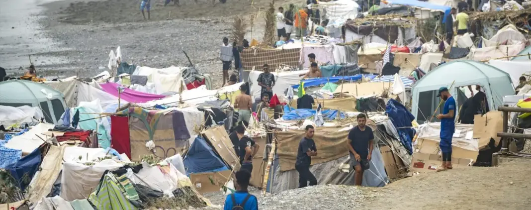 _centenares_migrantes_acampan_playa_trampolin_septiembre_2026_ceuta_espana Una vista de la playa del trampolín en Ceuta. AGENCIAS