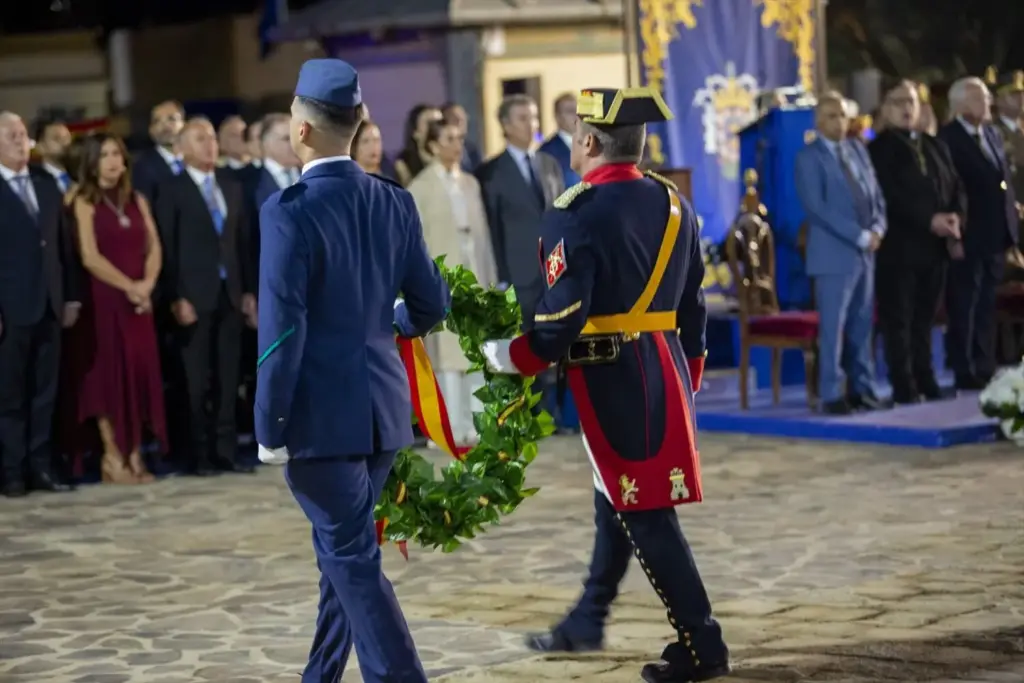 Feijóo promete reactivar Ceuta y Melilla y acusa a Sánchez de abandonar ambas ciudades 1 Moncloa Acto institucional por el Día de Melilla, en la plaza de Armas, a 17 de septiembre de 2026, en Melilla. Foto: Agencias