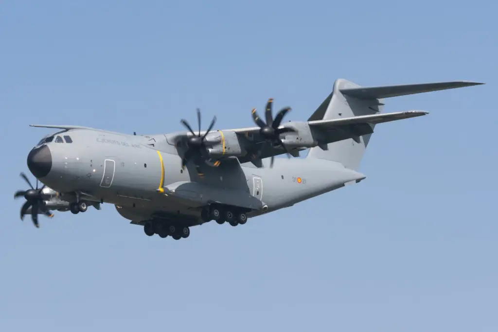 El plan de Margarita Robles de 2.000 millones para cumplir con la OTAN 2 Moncloa Avión A-400 por Gerard Van Der Schaaf