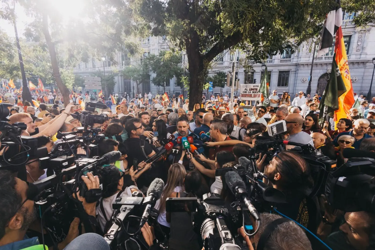 Abascal atendiendo a los medios de comunicación tras la manifestación Abascal atendiendo a los medios de comunicación tras la manifestación