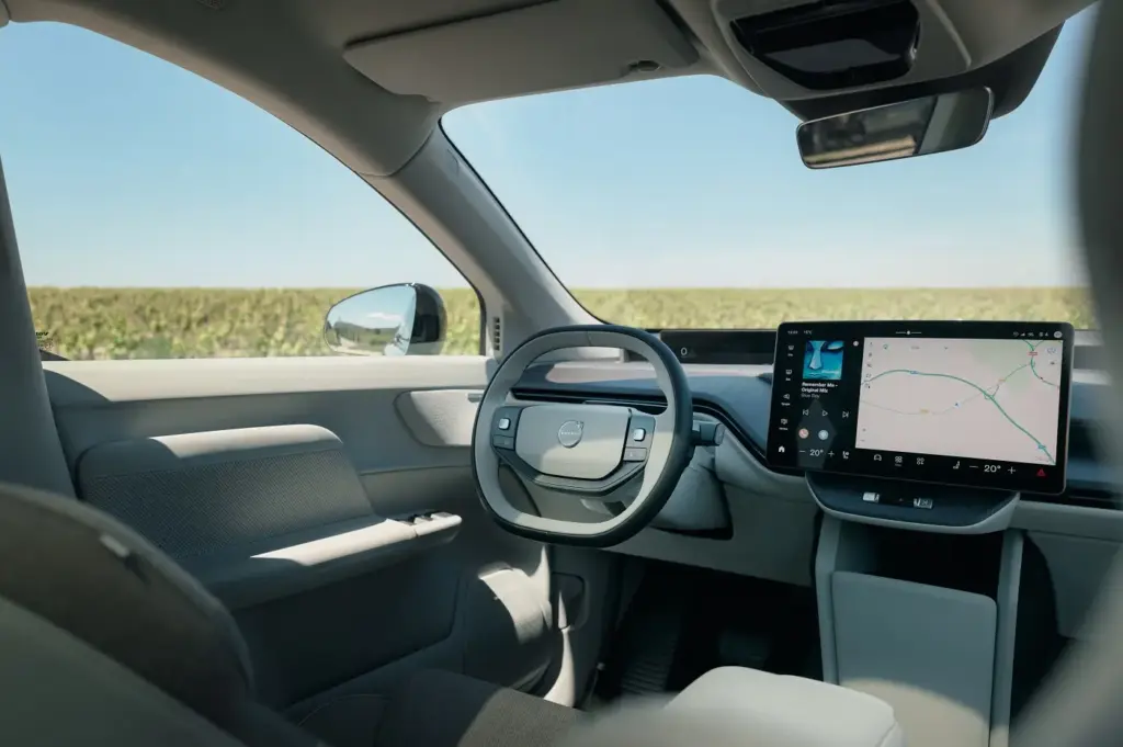 Volvo EX60: el SUV eléctrico que promete cambiarlo todo (y hasta 810 km de un tirón) 10 Moncloa Interior del Volvo EX60