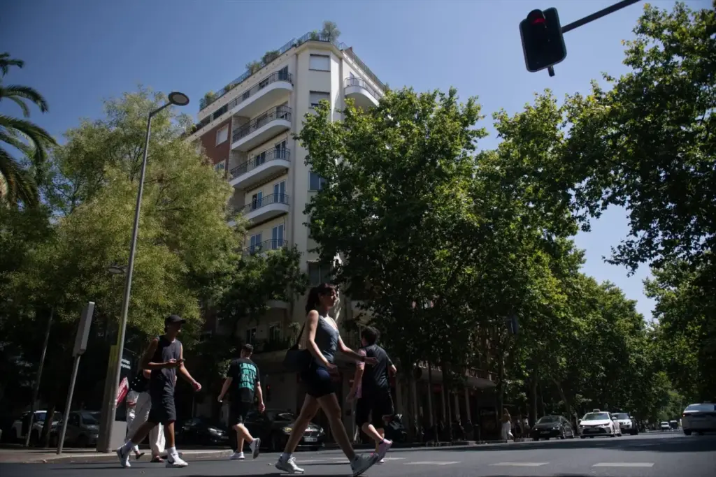 El ático de 6,3 millones vinculado al Gobierno de Ayuso llega a los tribunales 2 Moncloa Fachada del ático en el barrio de Chamberí adquirido por la Comunidad de Madrid, a 30 de julio de 2026, en Madrid