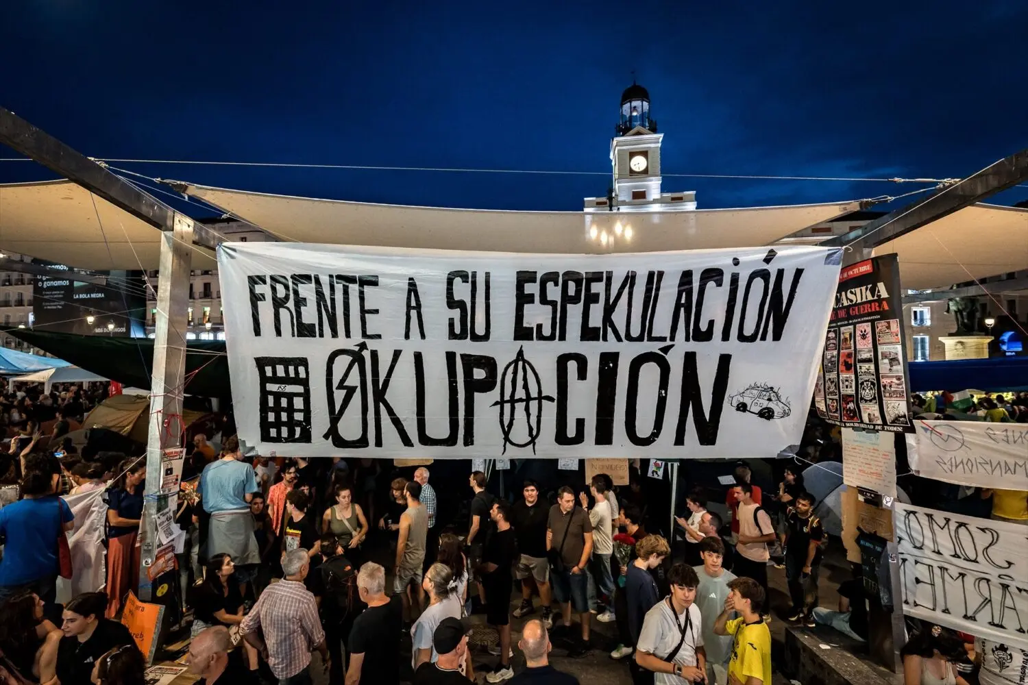 Numerosas personas pasan la segunda noche acampados en tiendas de campaña para exigir la aprobación de un decreto sobre vivienda, en la Puerta del Sol Numerosas personas pasan la segunda noche acampados en tiendas de campaña para exigir la aprobación de un decreto sobre vivienda, en la Puerta del Sol. Foto: Agencias