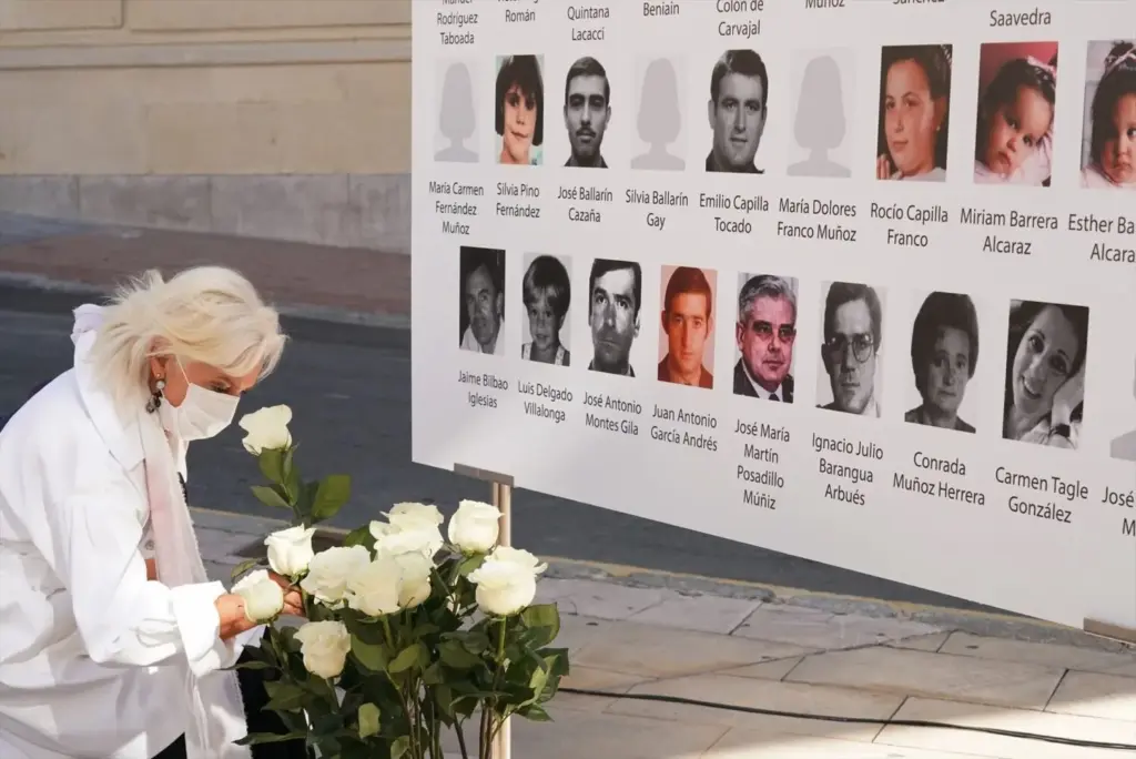 El Gobierno vasco libera a Henri Parot: quién es y qué dicen ahora las víctimas de ETA 2 Moncloa Ofrenda floral en un homenaje a las víctimas del etarra Henri Parot, en la Plaza de la Memoria de Vitoria-Gasteiz. Foto: Europa Press