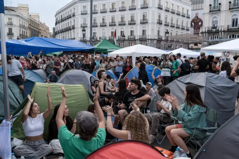 Personas acampadas en Sol realizando actividades. Foto: Agencias