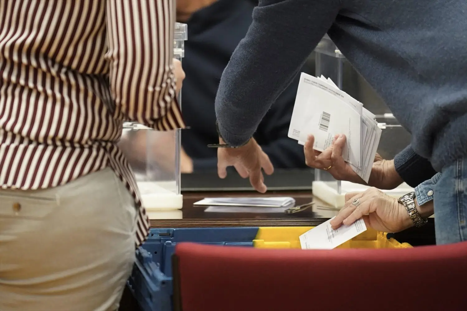 Varias personas durante el recuento del voto CERA en el Palacio de Justicia de Bilbao Varias personas durante el recuento del voto CERA en el Palacio de Justicia de Bilbao. Foto: Europa Press
