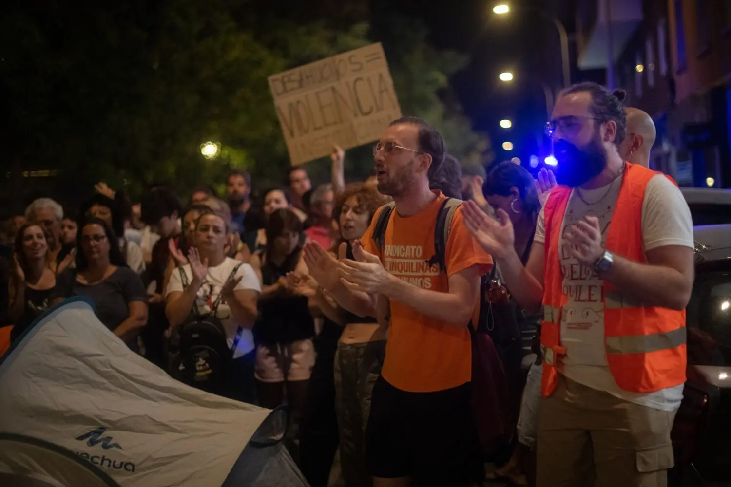 Varias personas durante una concentración bajo el lema ‘Maricarmen se queda’ Varias personas durante una concentración bajo el lema ‘Maricarmen se queda’. Foto: Europa Press.