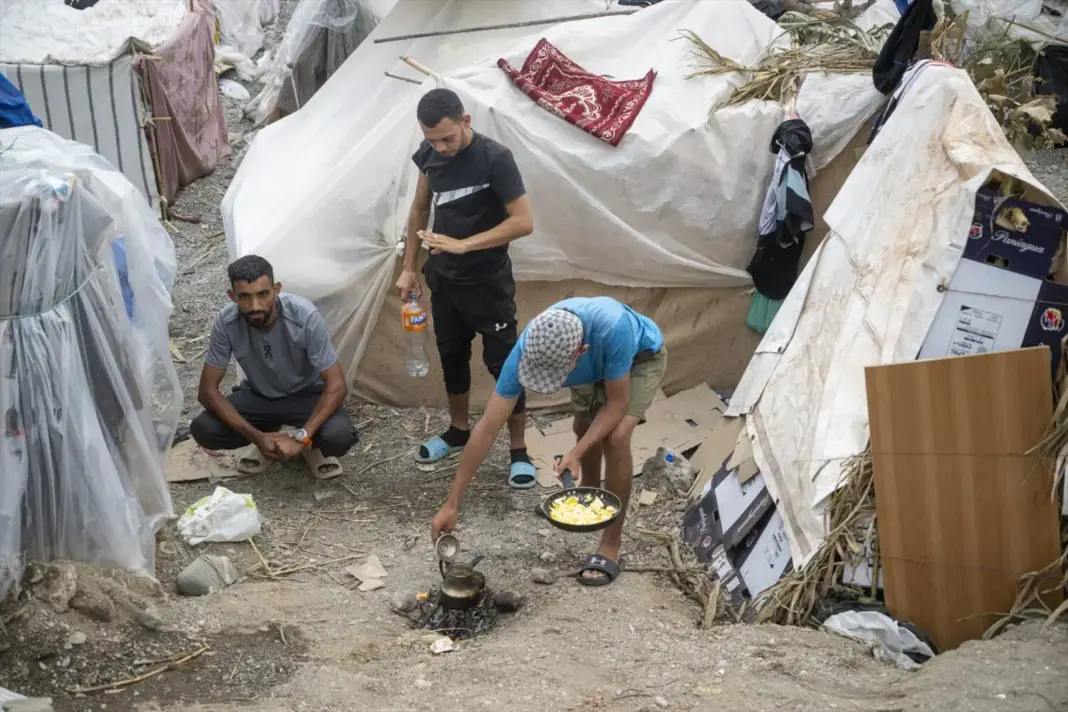 Varios inmigrantes acampados en la playa Varios inmigrantes acampados en la playa en Ceuta. Foto: Europa Press