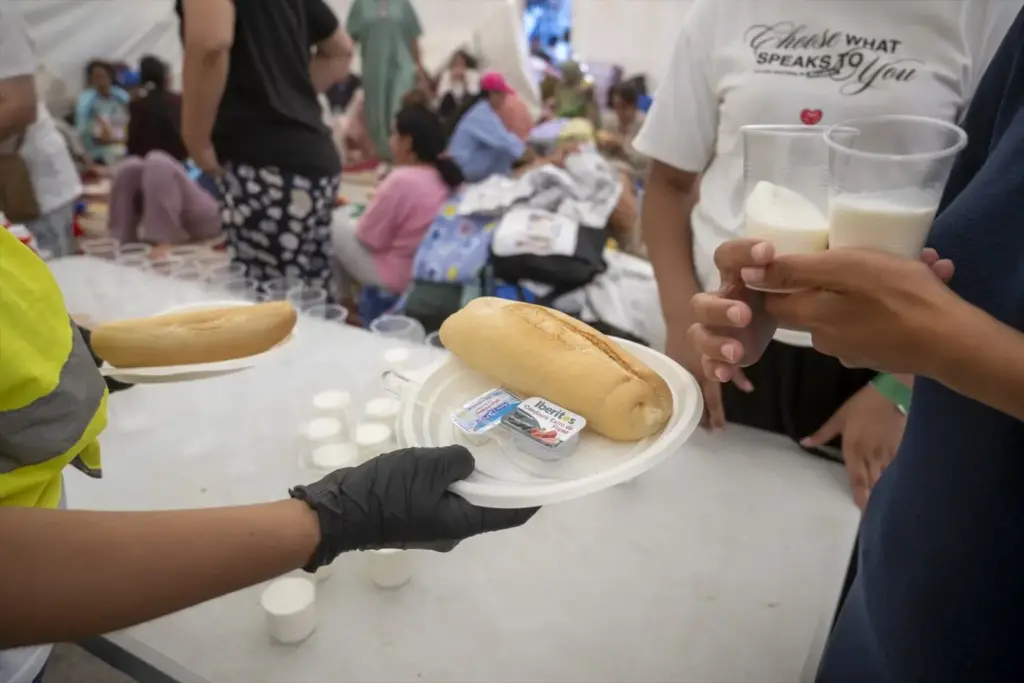 El papel de las ONG en Ceuta levanta sospechas entre vecinos tras la invasión 1 Moncloa Varios menores migrantes se refugian bajo una carpa, a 27 de agosto de 2026, en Ceuta. Foto: Europa Press