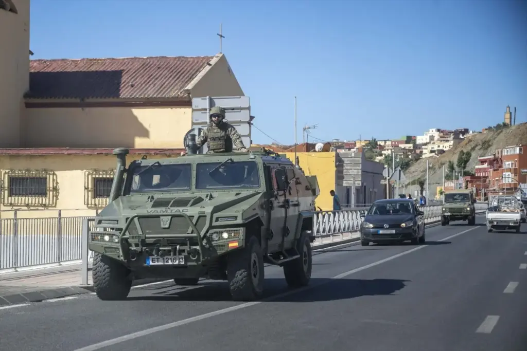 España refuerza sus peñones frente a Marruecos por temor a un nuevo Perejil 3 Moncloa Vehículos del Ejército de Tierra patrullan por la carretera de El Tarajal en Ceuta. Foto: Europa Press