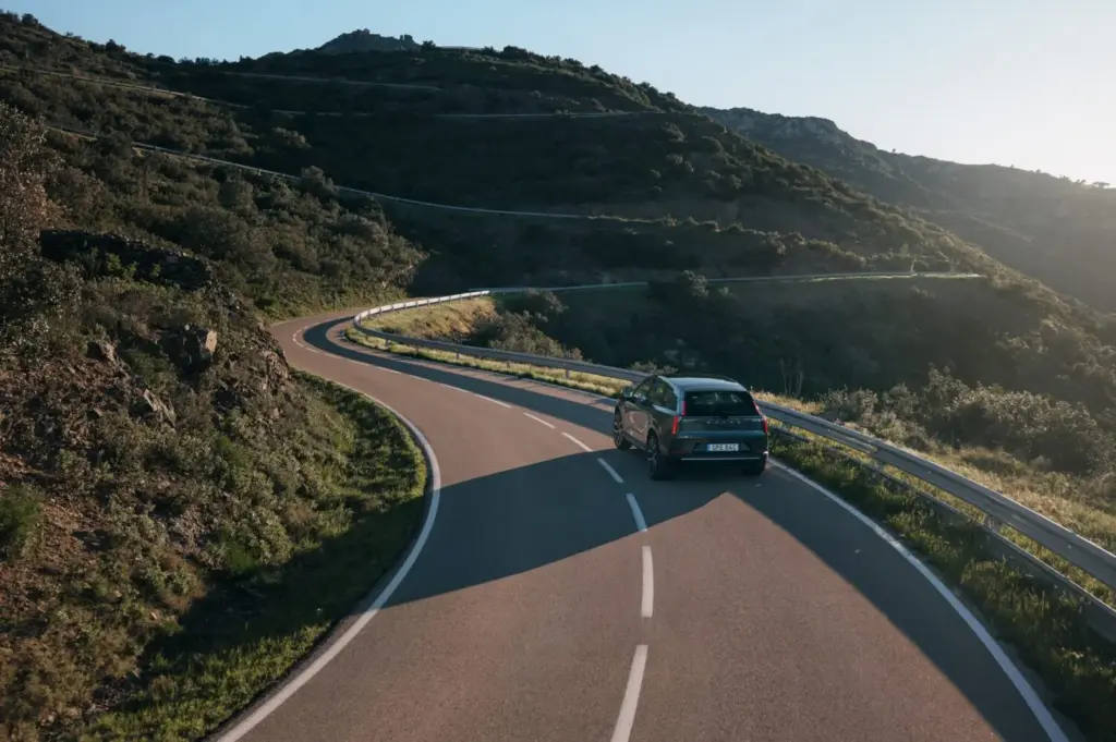 Volvo EX60: el SUV eléctrico que promete cambiarlo todo (y hasta 810 km de un tirón) 8 Moncloa Volvo EX60 en carretera