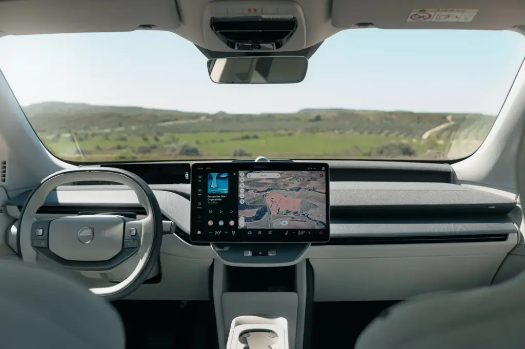 Volvo EX60: el SUV eléctrico que promete cambiarlo todo (y hasta 810 km de un tirón) 5 Moncloa Volvo EX60. Pantalla