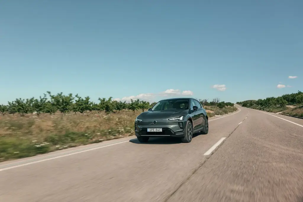 Volvo EX60: el SUV eléctrico que promete cambiarlo todo (y hasta 810 km de un tirón) 2 Moncloa VolvoEX60 en carretera