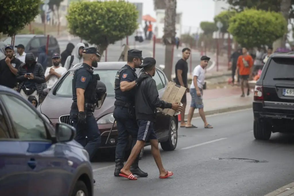 Bruselas exige investigar el ataque a Ceuta y reclama responsabilidades por la crisis fronteriza española 1 Moncloa Agentes de Policía Nacional en Ceuta. AGENCIAS