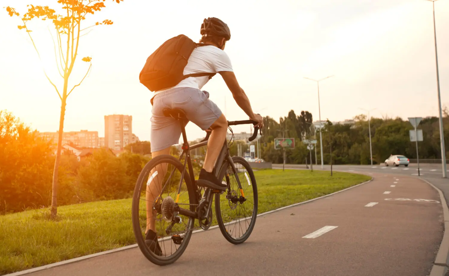 Aviso de la DGT a los ciclistas: el casco pasa a ser obligatorio en vías interurbanas desde octubre Aviso de la DGT a los ciclistas: el casco pasa a ser obligatorio en vías interurbanas desde octubre