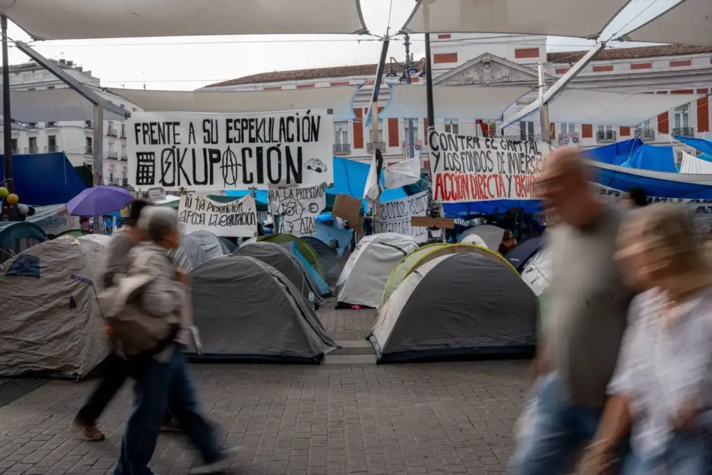Así son los dos decretos 'Maricarmen': contentar a Junts, el gran escollo para Sánchez 1 Moncloa Manifestantes por el decreto de vivienda en la Puerta del Sol. AGENCIAS