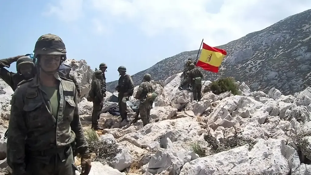 España refuerza sus peñones frente a Marruecos por temor a un nuevo Perejil 2 Moncloa Militares españoles recuperan la Isla de Perejil ante la invasión de Marruecos en 2002. Foto Europa Press