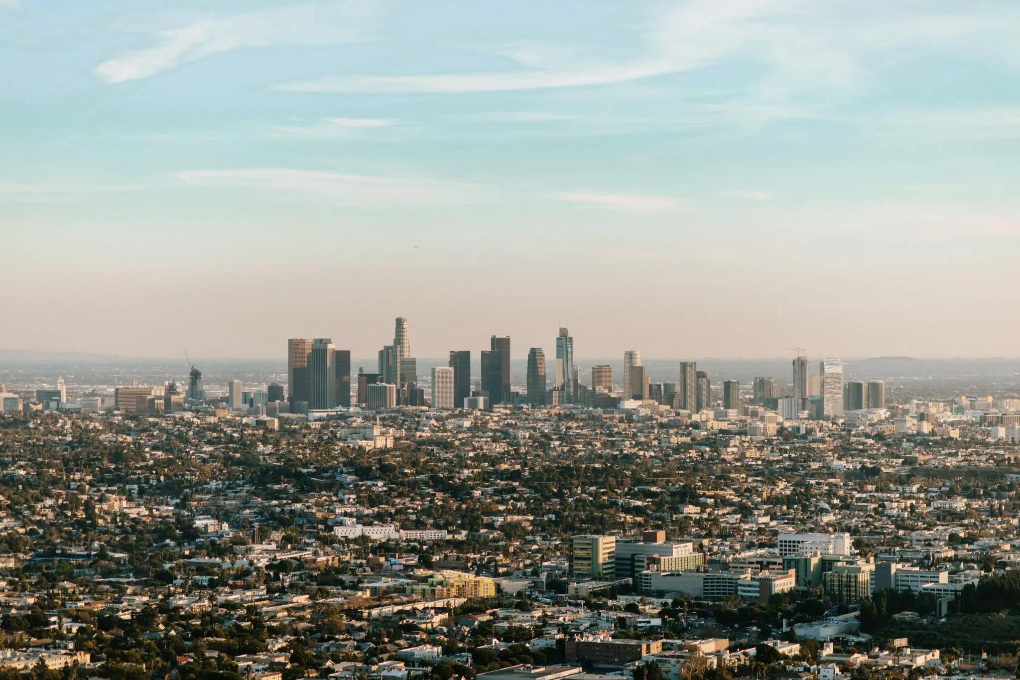 California y la Casa Blanca chocan por el pacto antimonopolio de Paramount y Warner Bros. Discovery 1 Moncloa fusión medios EE. UU.
