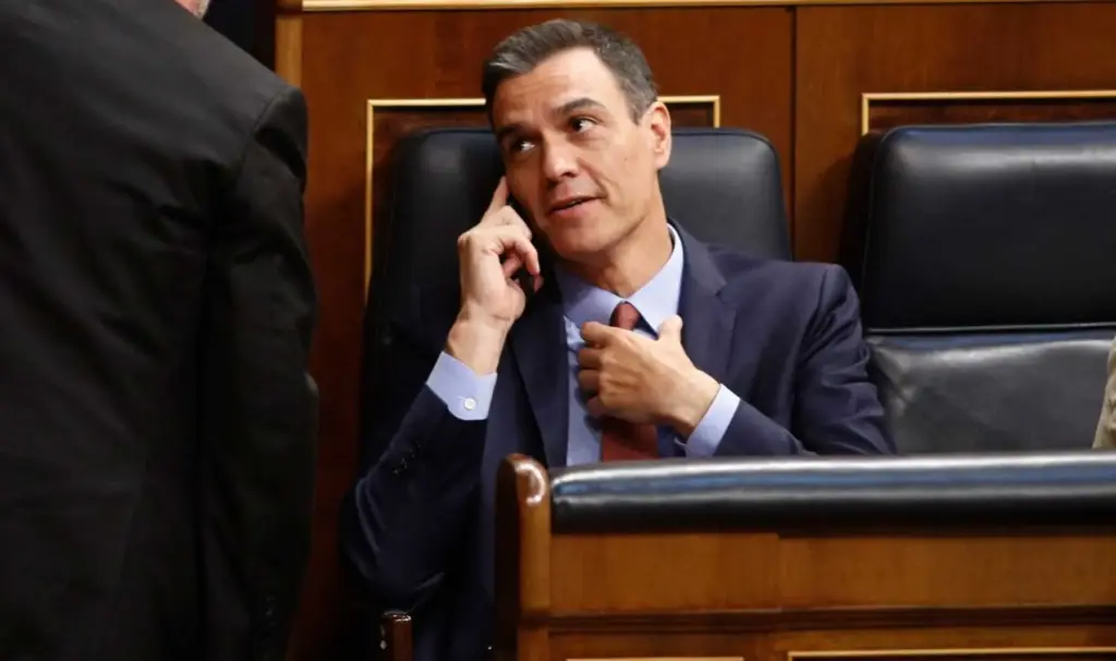 Sánchez convoca elecciones para el 29 de noviembre y plantea un pulso entre progreso y “ola ultraderechista” 1 Moncloa Pedro Sánchez habla por el teléfono móvil que le espió Pegasus. AGENCIAS