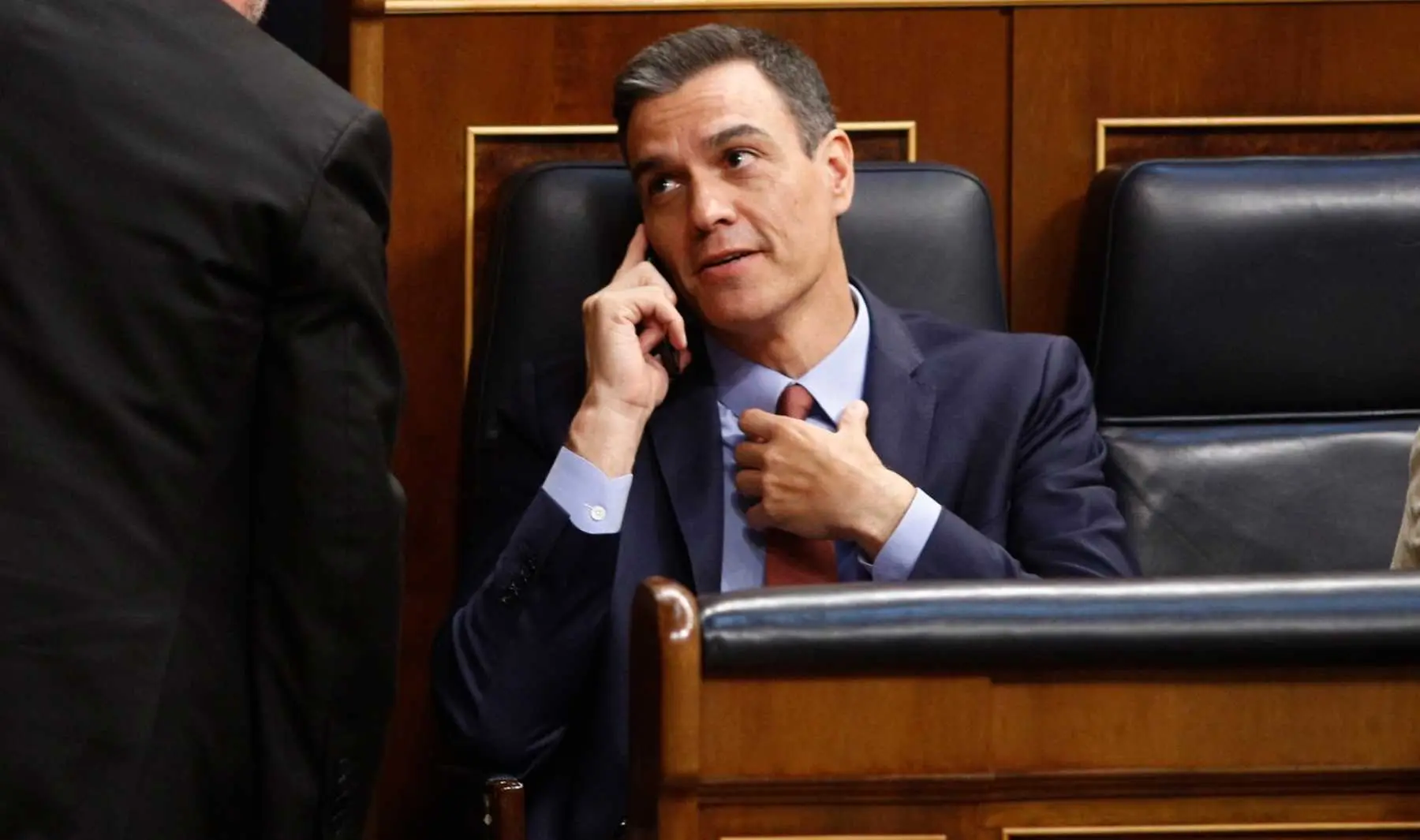 pedro-sanchez-hablando-por-su-movil Pedro Sánchez habla por el teléfono móvil que le espió Pegasus. AGENCIAS