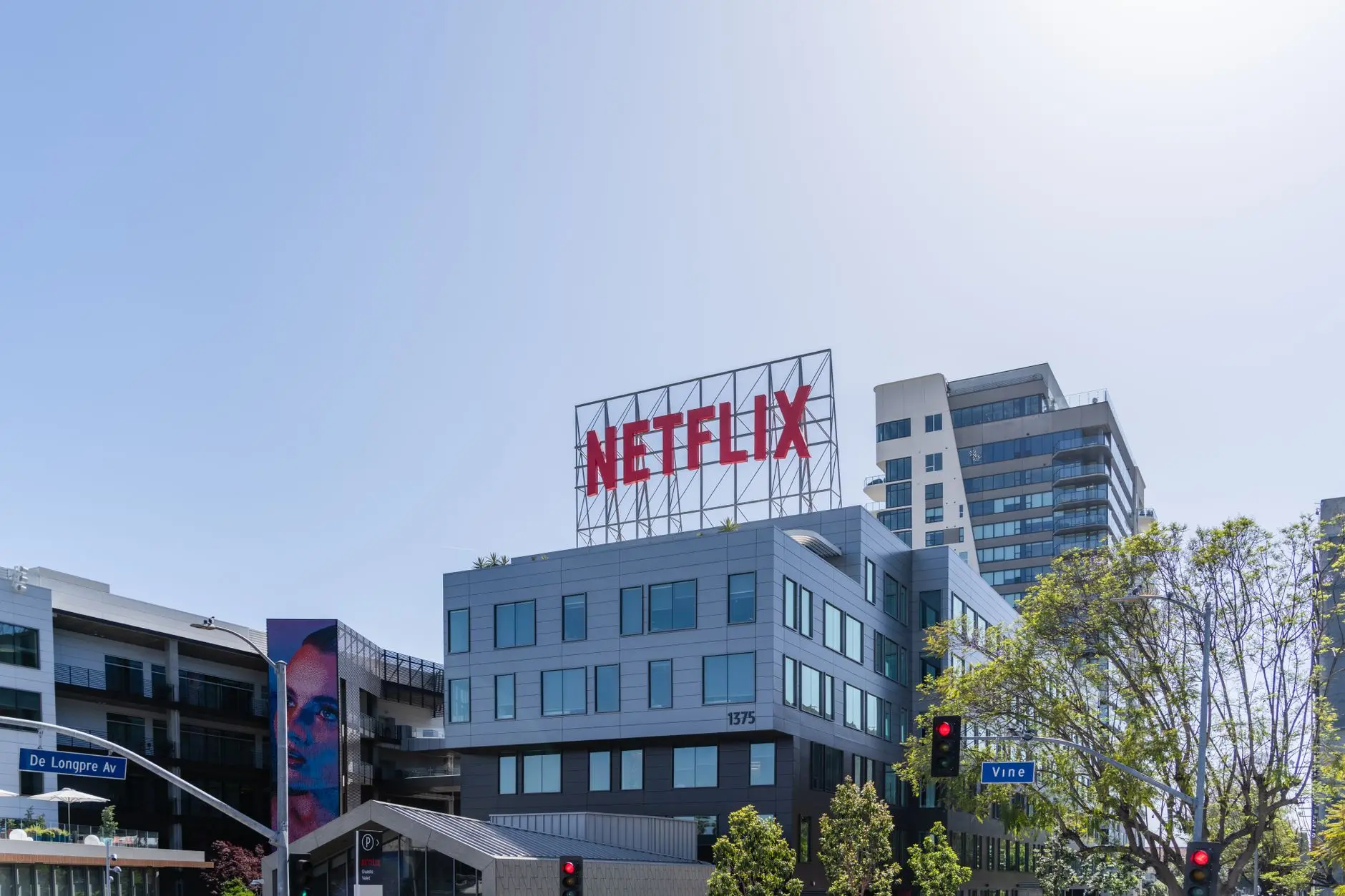 Vista exterior de la sede de Netflix en Los Ángeles bajo un cielo despejado.