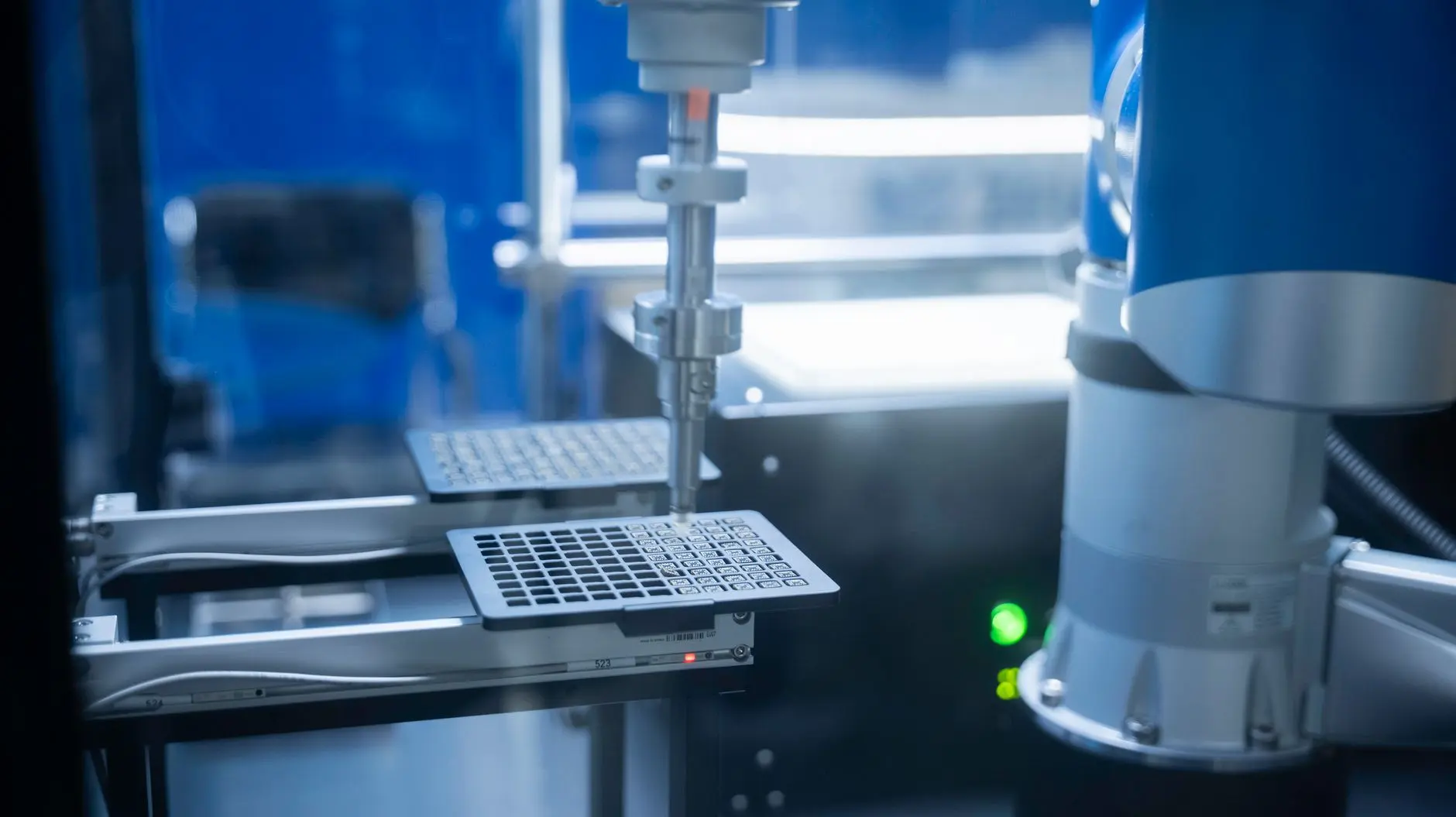 Primer plano del brazo robótico que automatiza los procesos de laboratorio con precisión.
