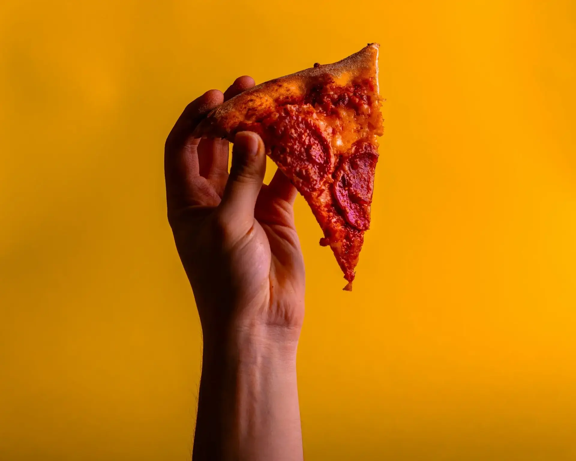 recalentar-pizza-sarten-cubo-hielo-portada recalentar pizza sartén