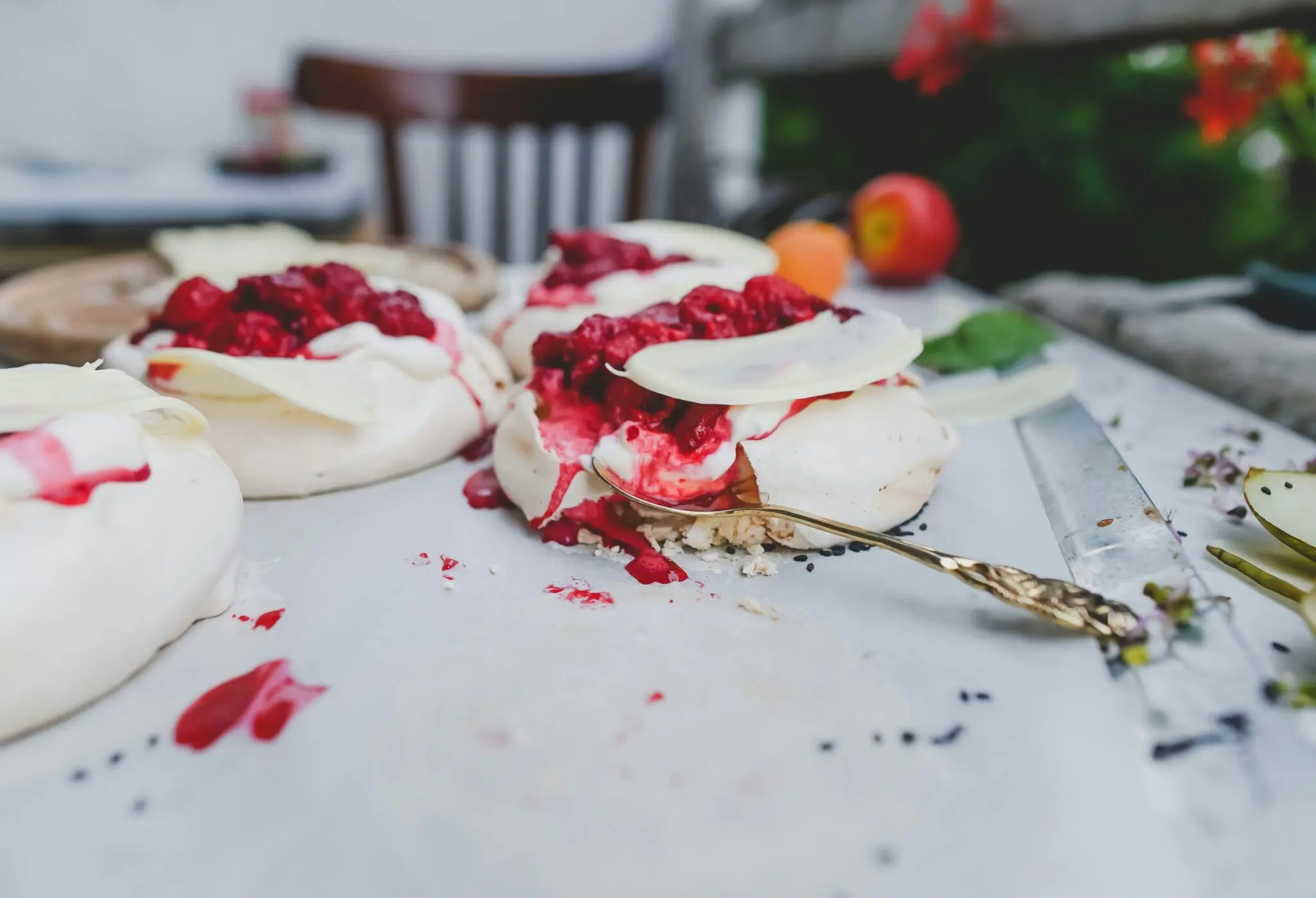 Nunca falles la pavlova de frutos rojos: 7 ingredientes para un postre crujiente y esponjoso 1 Moncloa pavlova receta fácil
