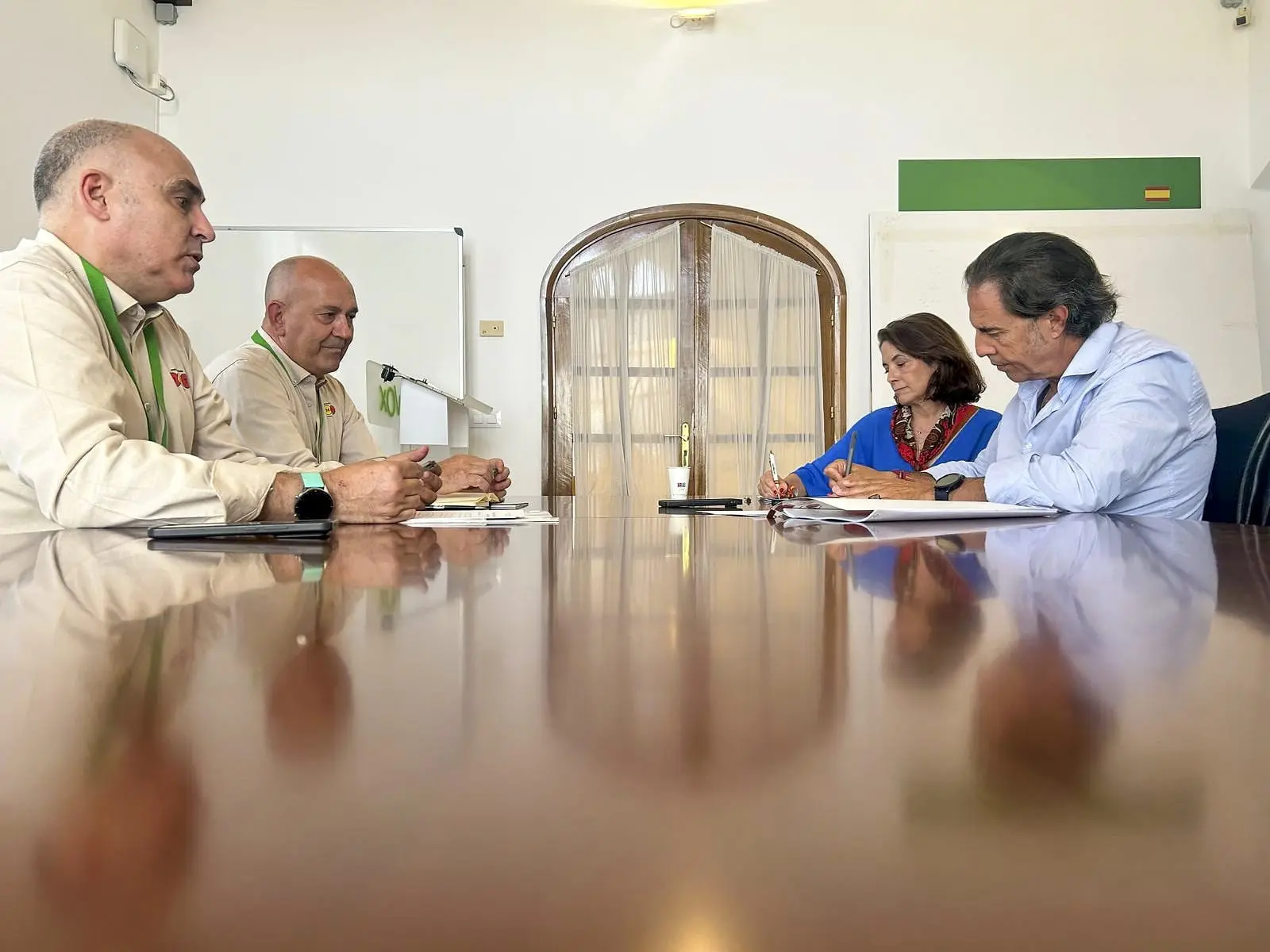 reunion con VOX militares Los representantes de la UMT, a la izquierda, con los diputados de VOX. Foto Cedida