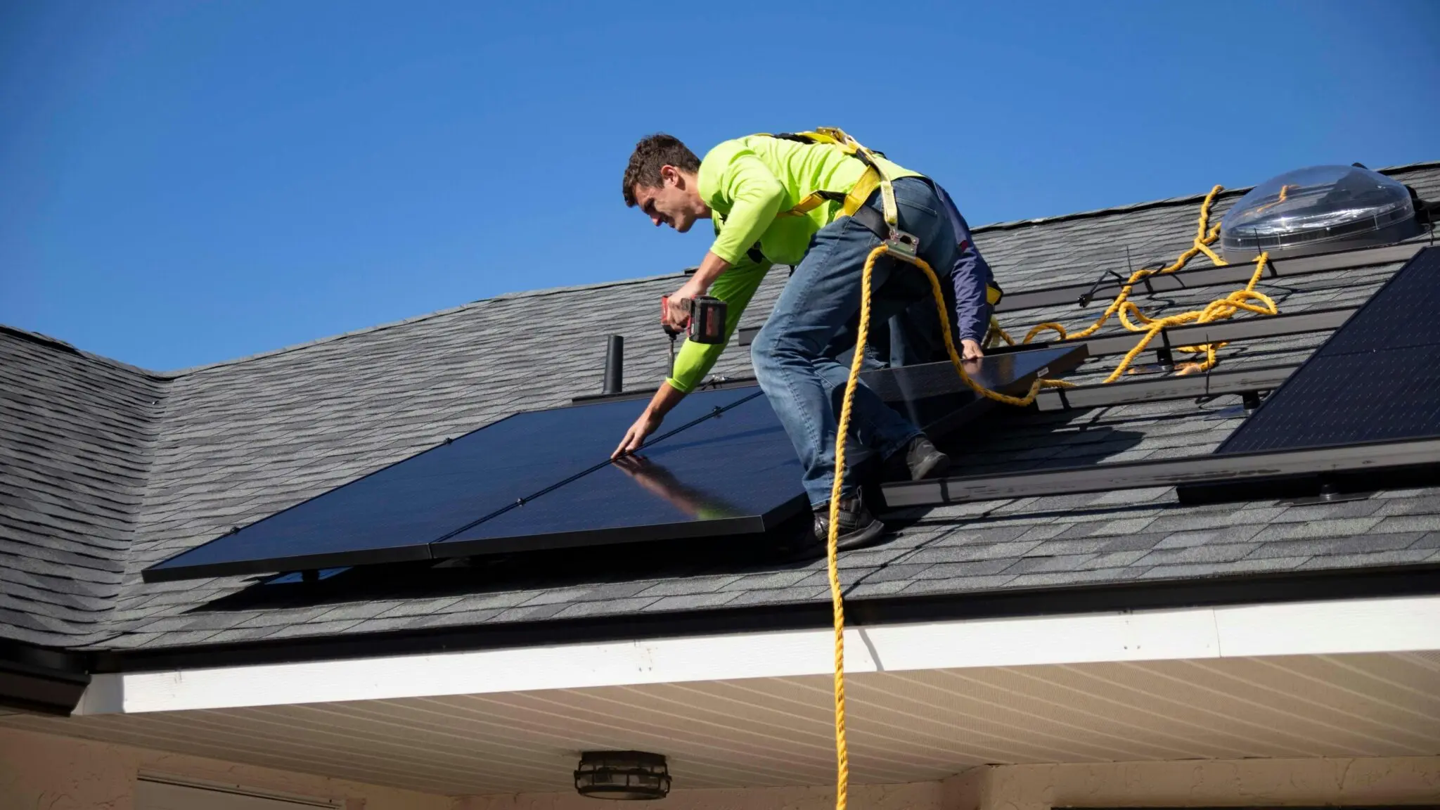 La fotovoltaica flotante supera los 9,6 GWp instalados en el mundo y evita competir por suelo 1 Moncloa energía solar flotante