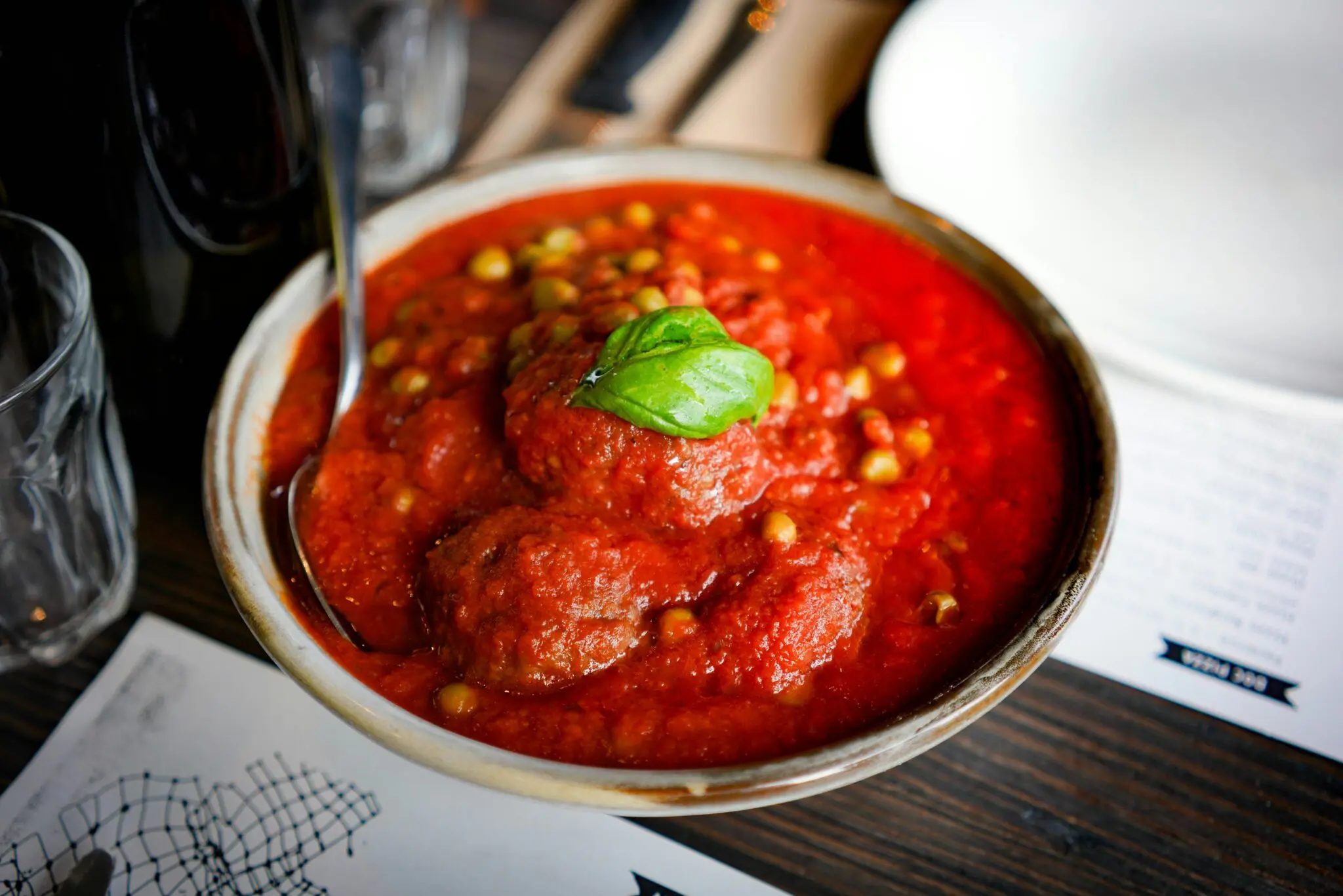 El truco del pan remojado en nata para unas albóndigas tiernas y jugosas de chef italiano 1 Moncloa albóndigas caseras jugosas