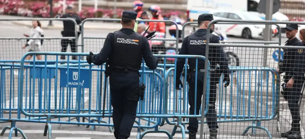 814345_agentes_policia_nacional_despliegan_vayas_perimetro_congreso_diputados Policías nacionales junto al Congreso de los Diputados. AGENCIAS
